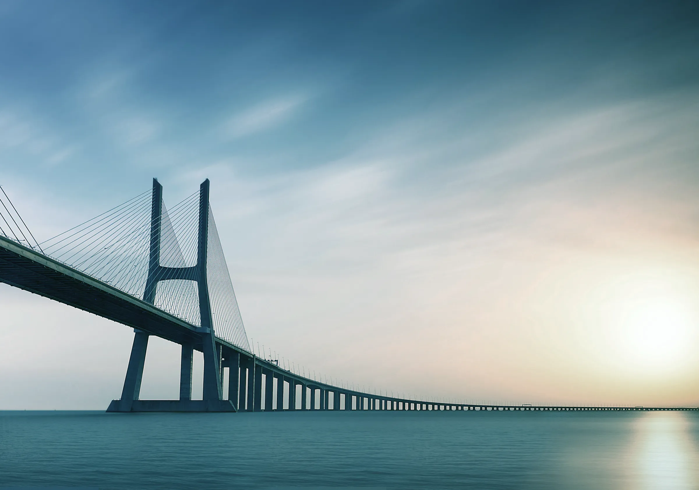 Ponte sobre o mar rumo ao horizonte ensolarado